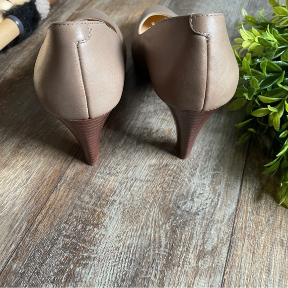 Cole Haan women’s heels - 5B - Picture 3 of 15